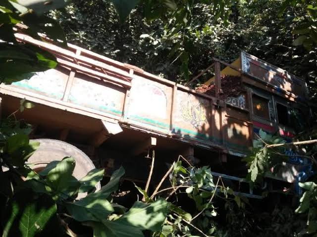पौड़ी गुमखाल क्षेत्र  में ट्रक हुवा दुर्घटनाग्रस्त, घायल चालक को SDRF ने पहुंचाया अस्पताल